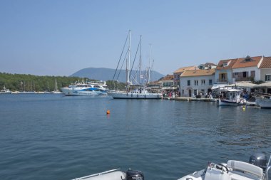 FISKARDO, GREECE - 24 AĞUSTOS 2023: Fiskardo, Cephalonia, İyon Adaları Panoraması, Yunanistan