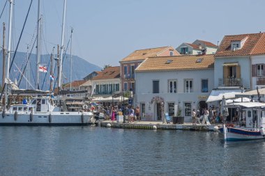 FISKARDO, GREECE - 24 AĞUSTOS 2023: Fiskardo, Cephalonia, İyon Adaları Panoraması, Yunanistan