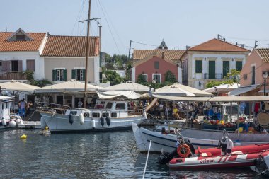 FISKARDO, GREECE - 24 AĞUSTOS 2023: Fiskardo, Cephalonia, İyon Adaları Panoraması, Yunanistan