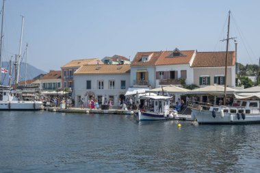 FISKARDO, GREECE - 24 AĞUSTOS 2023: Fiskardo, Cephalonia, İyon Adaları Panoraması, Yunanistan