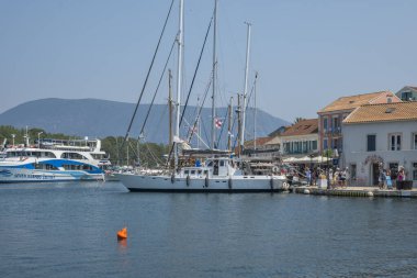 FISKARDO, GREECE - 24 AĞUSTOS 2023: Fiskardo, Cephalonia, İyon Adaları Panoraması, Yunanistan