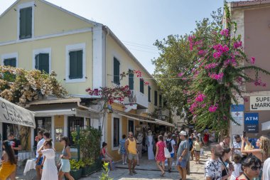 FISKARDO, GREECE - 24 AĞUSTOS 2023: Fiskardo, Cephalonia, İyon Adaları Panoraması, Yunanistan