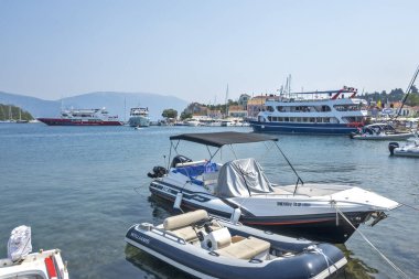 FISKARDO, GREECE - 24 AĞUSTOS 2023: Fiskardo, Cephalonia, İyon Adaları Panoraması, Yunanistan