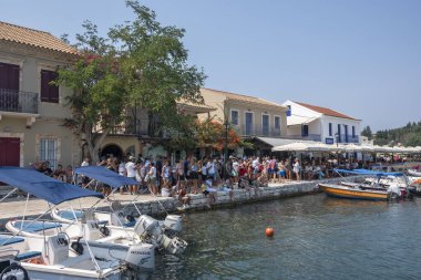 FISKARDO, GREECE - 24 AĞUSTOS 2023: Fiskardo, Cephalonia, İyon Adaları Panoraması, Yunanistan