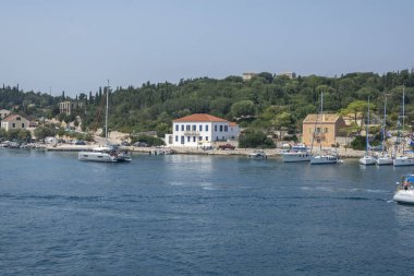 FISKARDO, GREECE - 24 AĞUSTOS 2023: Fiskardo, Cephalonia, İyon Adaları Panoraması, Yunanistan