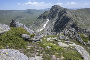 Bulgaristan 'ın Kalin zirvesi yakınlarındaki Rila Dağı' nın İnanılmaz Yaz Manzarası