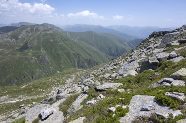 Bulgaristan 'ın Kalin zirvesi yakınlarındaki Rila Dağı' nın İnanılmaz Yaz Manzarası