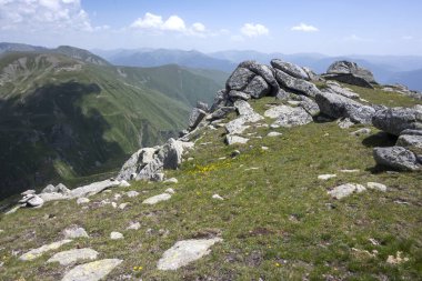 Bulgaristan 'ın Kalin zirvesi yakınlarındaki Rila Dağı' nın İnanılmaz Yaz Manzarası