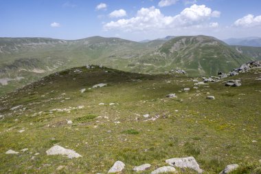Bulgaristan 'ın Kalin zirvesi yakınlarındaki Rila Dağı' nın İnanılmaz Yaz Manzarası