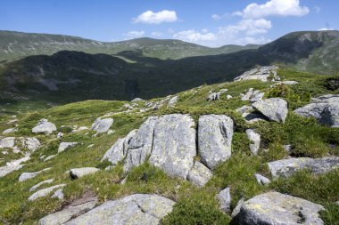 Bulgaristan 'ın Kalin zirvesi yakınlarındaki Rila Dağı' nın İnanılmaz Yaz Manzarası