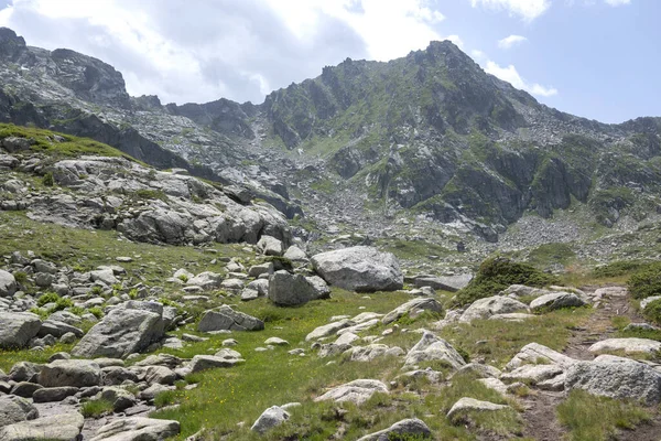 Bulgaristan 'ın Kalin zirvesi yakınlarındaki Rila Dağı' nın İnanılmaz Yaz Manzarası