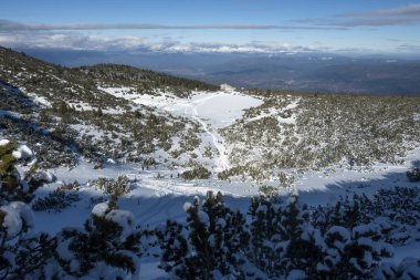 Bulgaristan 'ın Polezhan ve Bezbog Tepeleri yakınlarındaki Pirin Dağı' nın muhteşem kış manzarası