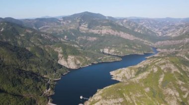 Bulgaristan 'ın Rodop Dağları' ndaki Borovitsa rezervuarının şaşırtıcı hava manzarası