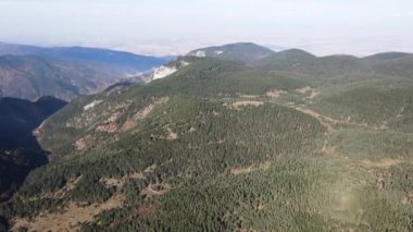 Bulgaristan 'ın Filibe Bölgesi, Rodop Dağları' ndaki Kızıl Duvar Biyosfer rezervinin hava görüntüsü