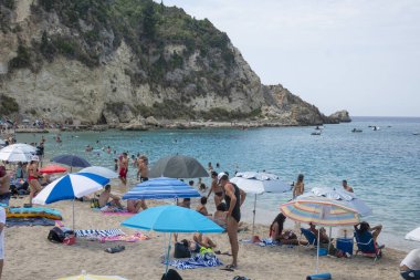 AGIOS NIKITAS, LEFKADA, GREECE - 25 AĞUSTOS 2023: Yunanistan 'ın Lefkada kentindeki Agios Nikitas köyünün yaz manzarası