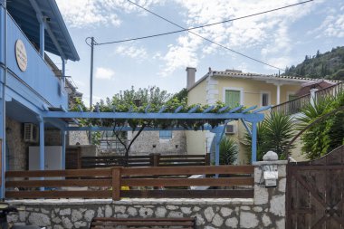 AGIOS NIKITAS, LEFKADA, GREECE - 25 AĞUSTOS 2023: Yunanistan 'ın Lefkada kentindeki Agios Nikitas köyünün yaz manzarası