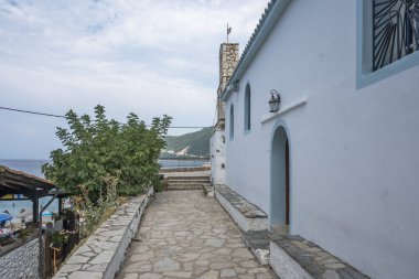 AGIOS NIKITAS, LEFKADA, GREECE - 25 AĞUSTOS 2023: Yunanistan 'ın Lefkada kentindeki Agios Nikitas köyünün yaz manzarası