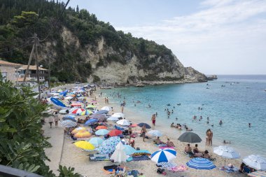 AGIOS NIKITAS, LEFKADA, GREECE - 25 AĞUSTOS 2023: Yunanistan 'ın Lefkada kentindeki Agios Nikitas köyünün yaz manzarası