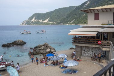 AGIOS NIKITAS, LEFKADA, GREECE - 25 AĞUSTOS 2023: Yunanistan 'ın Lefkada kentindeki Agios Nikitas köyünün yaz manzarası