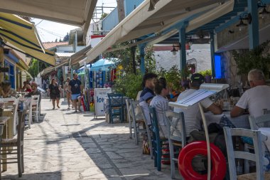 AGIOS NIKITAS, LEFKADA, GREECE - 25 AĞUSTOS 2023: Yunanistan 'ın Lefkada kentindeki Agios Nikitas köyünün yaz manzarası