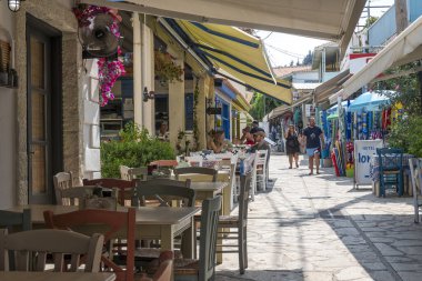 AGIOS NIKITAS, LEFKADA, GREECE - 25 AĞUSTOS 2023: Yunanistan 'ın Lefkada kentindeki Agios Nikitas köyünün yaz manzarası