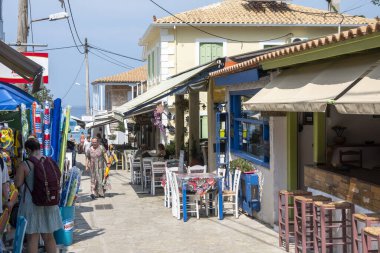 AGIOS NIKITAS, LEFKADA, GREECE - 25 AĞUSTOS 2023: Yunanistan 'ın Lefkada kentindeki Agios Nikitas köyünün yaz manzarası