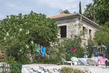 AGIOS NIKITAS, LEFKADA, GREECE - 25 AĞUSTOS 2023: Yunanistan 'ın Lefkada kentindeki Agios Nikitas köyünün yaz manzarası