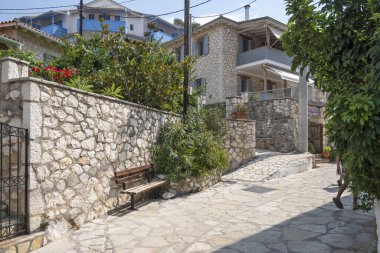 AGIOS NIKITAS, LEFKADA, GREECE - 25 AĞUSTOS 2023: Yunanistan 'ın Lefkada kentindeki Agios Nikitas köyünün yaz manzarası