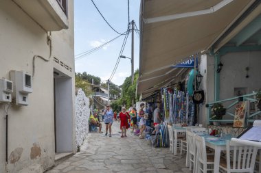 AGIOS NIKITAS, LEFKADA, GREECE - 25 AĞUSTOS 2023: Yunanistan 'ın Lefkada kentindeki Agios Nikitas köyünün yaz manzarası