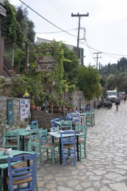 AGIOS NIKITAS, LEFKADA, GREECE - 25 AĞUSTOS 2023: Yunanistan 'ın Lefkada kentindeki Agios Nikitas köyünün yaz manzarası