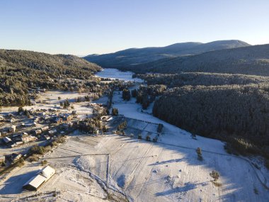 Bulgaristan 'ın Rila ve Rhodopes dağı arasındaki Yundola bölgesinin şaşırtıcı kışı manzarası