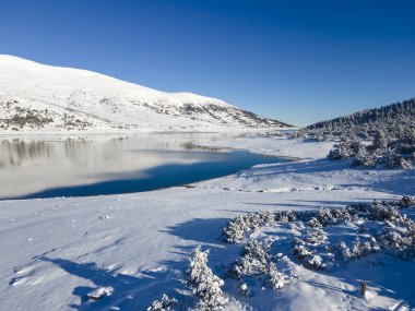 Bulgaristan 'ın Belmeken Barajı etrafındaki Rila Dağı' nın şaşırtıcı kış manzarası