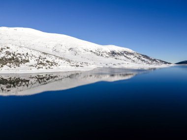Bulgaristan 'ın Belmeken Barajı etrafındaki Rila Dağı' nın şaşırtıcı kış manzarası