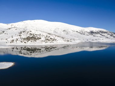 Bulgaristan 'ın Belmeken Barajı etrafındaki Rila Dağı' nın şaşırtıcı kış manzarası
