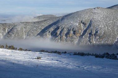 Bulgaristan 'ın Musala zirvesi yakınlarındaki Rila Dağı' nın İnanılmaz Kış Manzarası