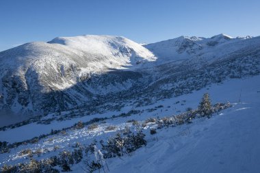 Bulgaristan 'ın Musala zirvesi yakınlarındaki Rila Dağı' nın İnanılmaz Kış Manzarası