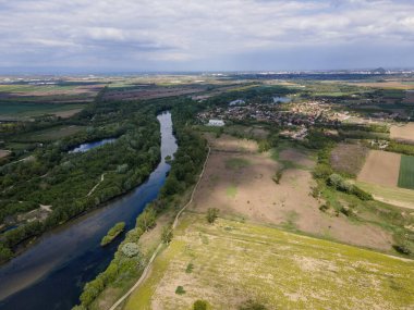 Bulgaristan 'ın Filibe Bölgesi' nin Kostievo köyü yakınlarındaki Blooming tecavüz tarlasının hava manzarası