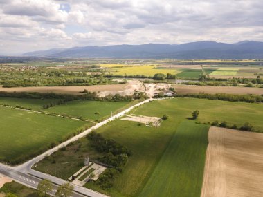 Bulgaristan 'ın Filibe Bölgesi' nin Kostievo köyü yakınlarındaki Blooming tecavüz tarlasının hava manzarası