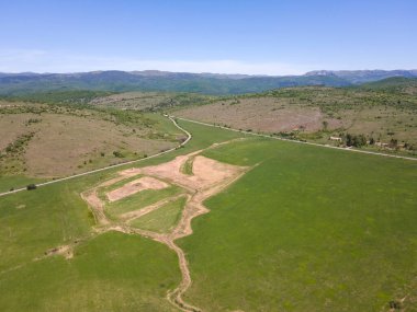 Bulgaristan 'ın Sofya bölgesindeki Godech kasabası yakınlarındaki kırsal arazinin bahar havası manzarası