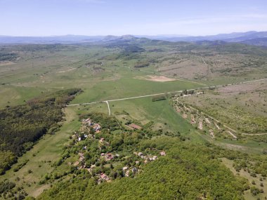 Bulgaristan 'ın Sofya bölgesindeki Godech kasabası yakınlarındaki kırsal arazinin bahar havası manzarası