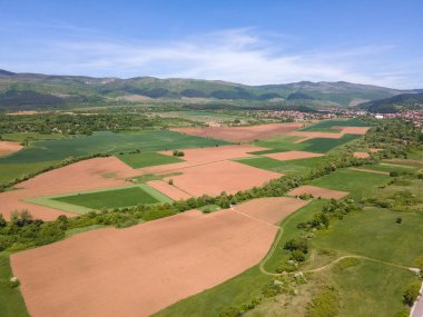 Bulgaristan 'ın Sofya bölgesindeki Godech kasabası yakınlarındaki kırsal arazinin bahar havası manzarası