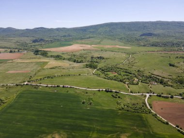 Bulgaristan 'ın Sofya bölgesindeki Godech kasabası yakınlarındaki kırsal arazinin bahar havası manzarası