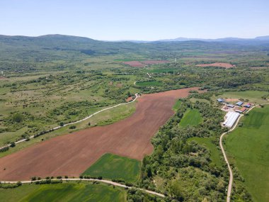 Bulgaristan 'ın Sofya bölgesindeki Godech kasabası yakınlarındaki kırsal arazinin bahar havası manzarası