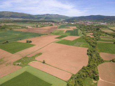 Bulgaristan 'ın Sofya bölgesindeki Godech kasabası yakınlarındaki kırsal arazinin bahar havası manzarası