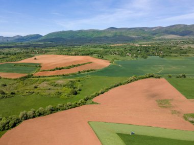 Bulgaristan 'ın Sofya bölgesindeki Godech kasabası yakınlarındaki kırsal arazinin bahar havası manzarası
