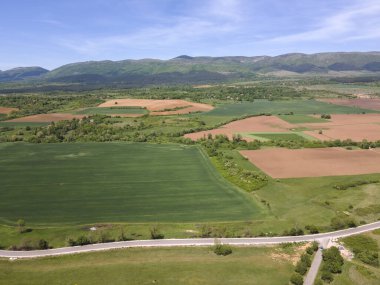 Bulgaristan 'ın Sofya bölgesindeki Godech kasabası yakınlarındaki kırsal arazinin bahar havası manzarası