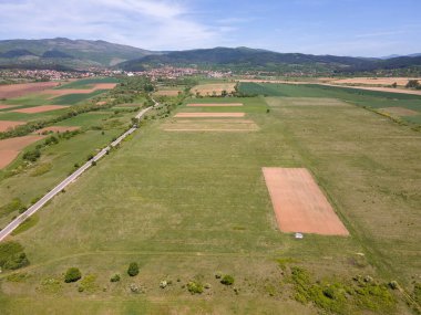 Bulgaristan 'ın Sofya bölgesindeki Godech kasabası yakınlarındaki kırsal arazinin bahar havası manzarası