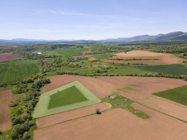 Bulgaristan 'ın Sofya bölgesindeki Godech kasabası yakınlarındaki kırsal arazinin bahar havası manzarası