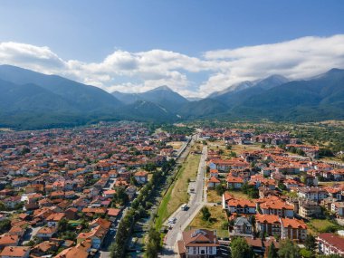 Bulgaristan 'ın Blagoevgrad bölgesinin ünlü Bansko kayak beldesinin hava manzarası
