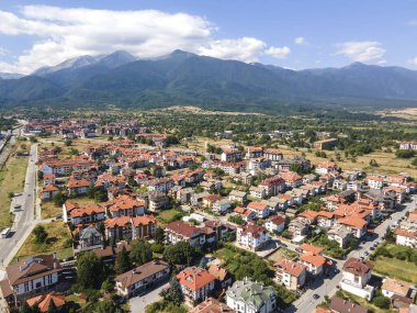 Bulgaristan 'ın Blagoevgrad bölgesinin ünlü Bansko kayak beldesinin hava manzarası
